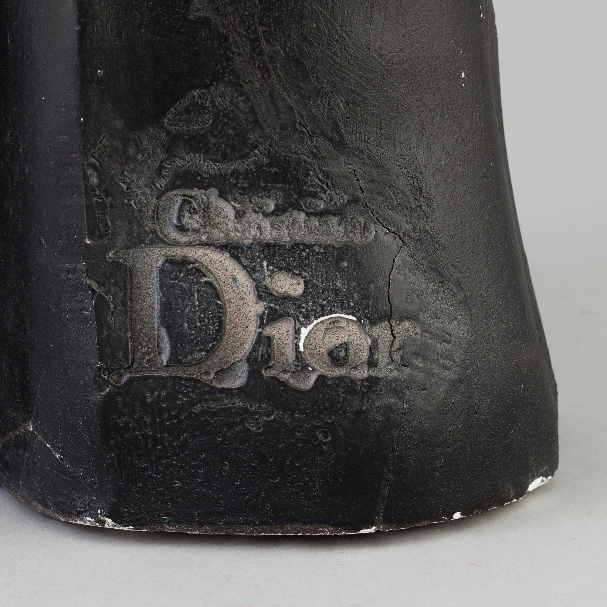 MANNEKÄNGDOCKA, bemålat gips. Christian Dior, troligen 1930-tal.