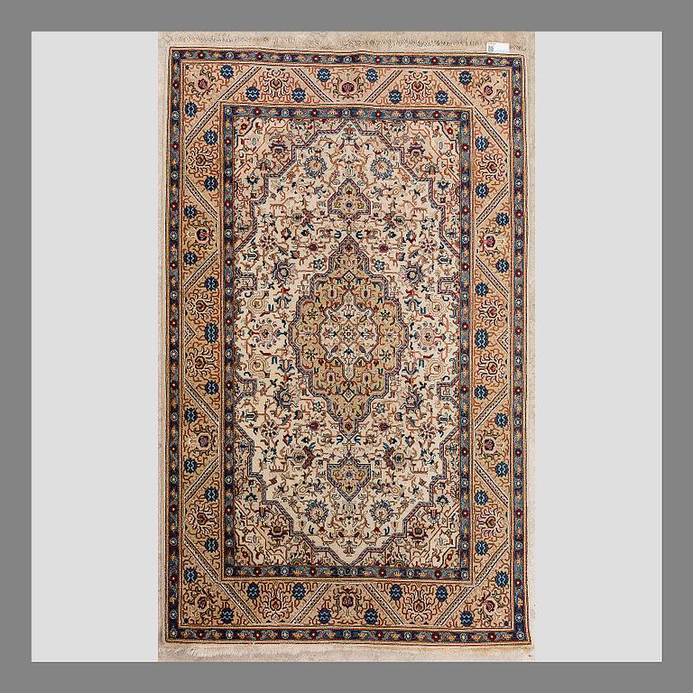 AN ANTIQUE CARPET, Iran, 217x137 cm.