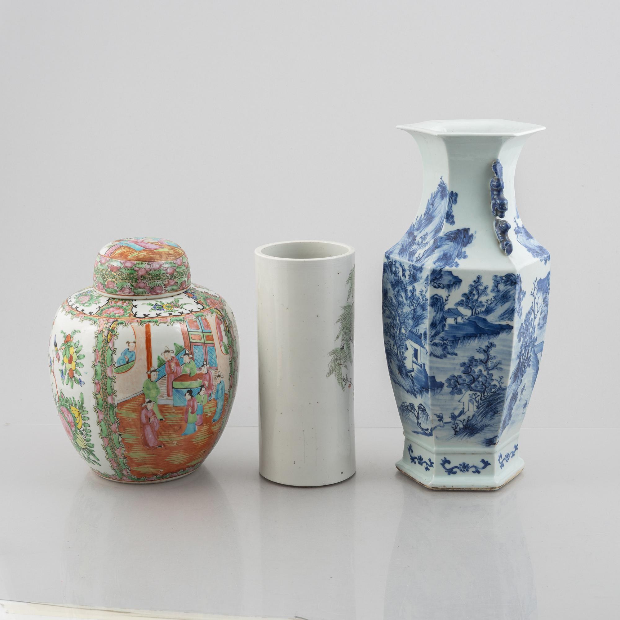A blue and white vase, a brush pot and an urn with cover, porcelain, China, late Qing dynasty & 20th century.