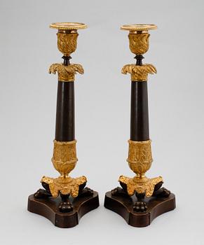 LJUSSTAKAR, 1 par, förgylld och patinerad brons, senempire, 1800-tal.