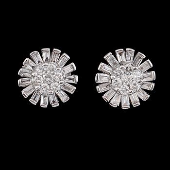 ÖRHÄNGEN, 1 par, 18K vitguld, diamanter tot ca  0.55 ct. Vikt ca 2 g.