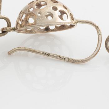 Liisa Vitali ett par örhängen, en ring och ett hänge med kedja sterlingsilver.