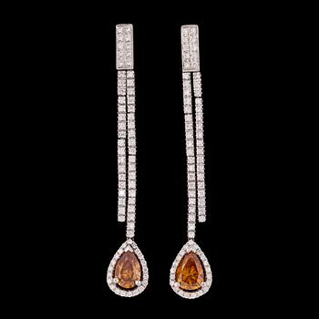 1314. A pair of drop cut brown diamond earrings, tot. 1.03 cts and white diamonds, all tot. 1.99 cts.