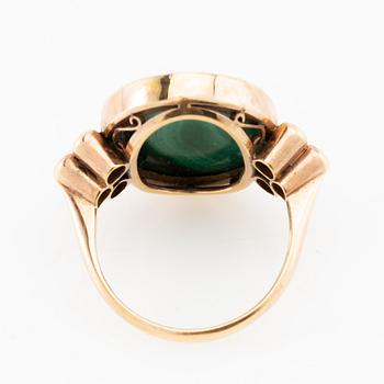 Ring 18K gold with polished malachite.