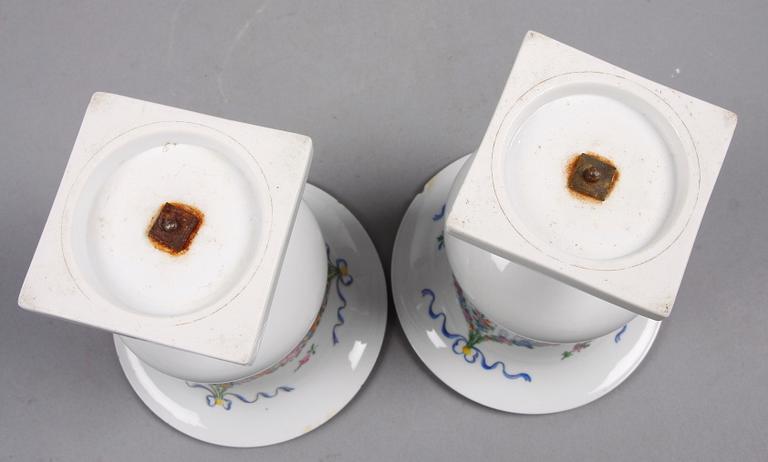 URNOR, ett par. Porslin, 1800-tal.