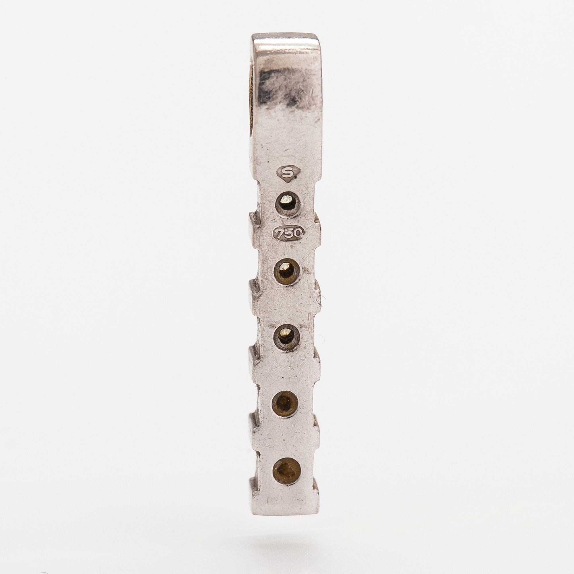An 18K white gold pendant with princess-cut diamonds ca. 0.45 ct in total.