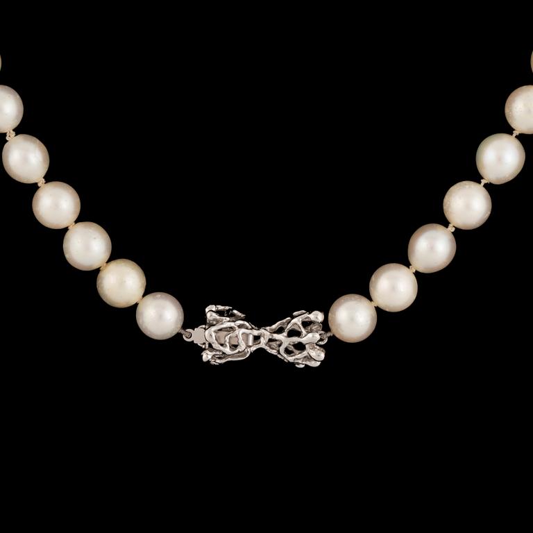 Cultured pearl necklace, clasp 18K white gold.