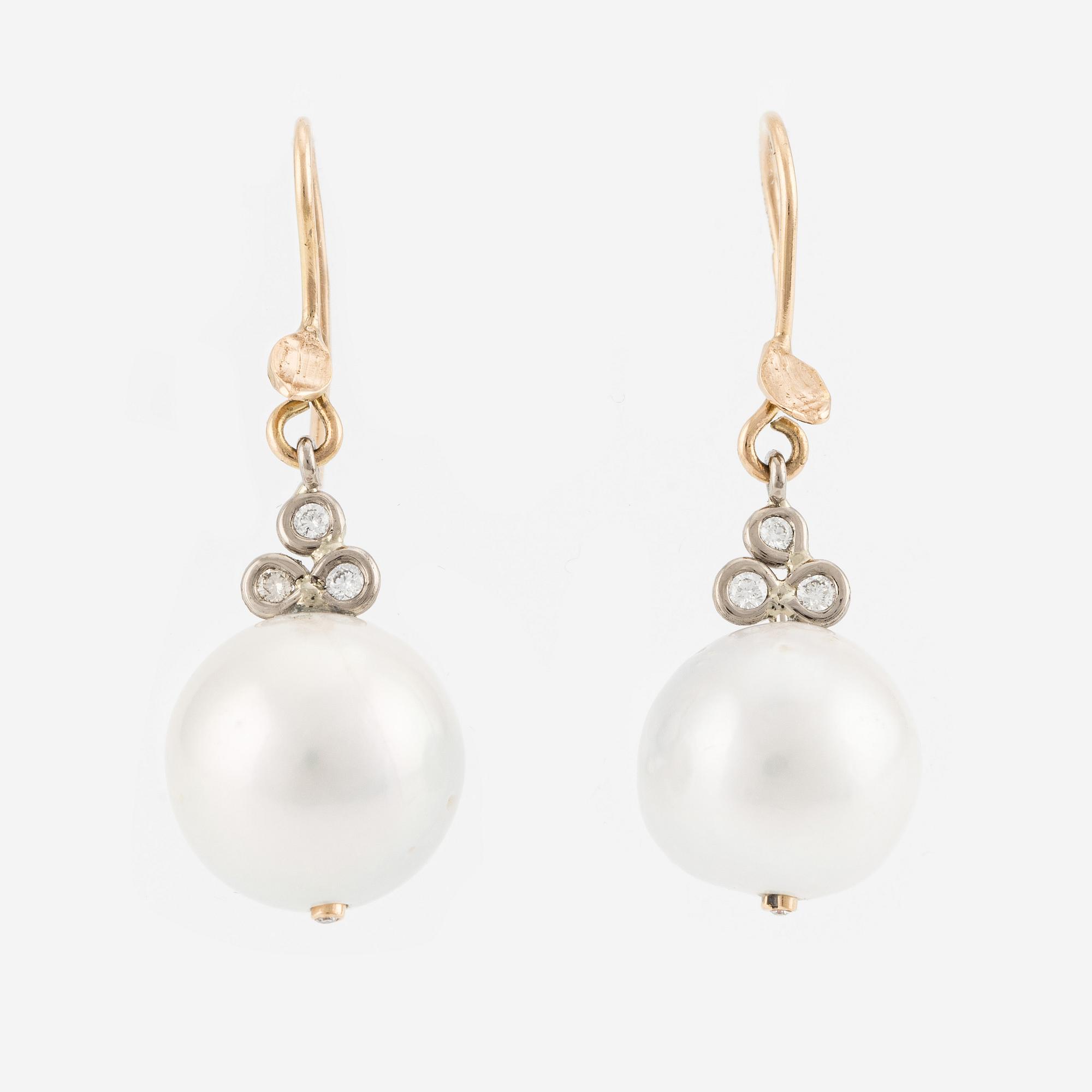 Earrings with cultured freshwater pearls and brilliant-cut diamonds.