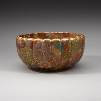 A large Japanese Satsuma bowl, Meiji period (1868-1912).