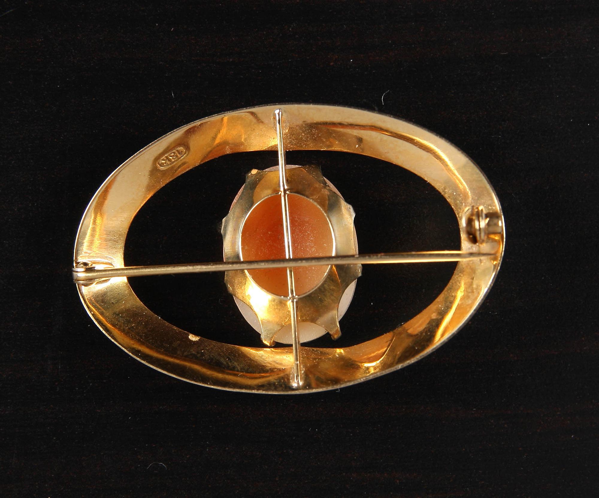 BROSCH MED CAMÉ. 18k guld. Tot 4 gr.