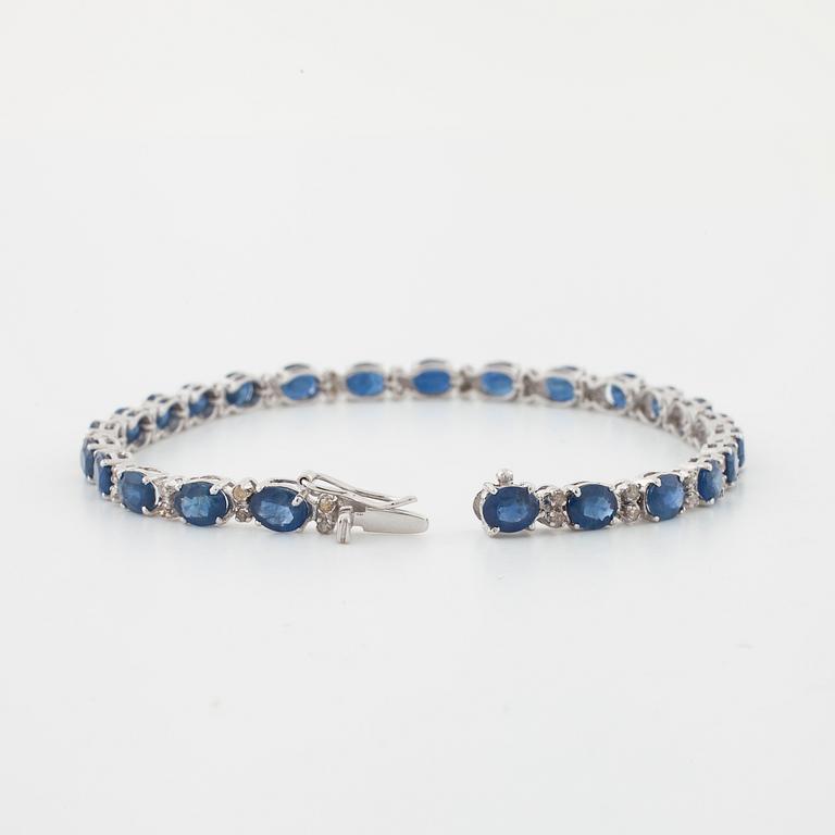 ARMBAND, med fasettslipade safirer totalt ca 9.75 ct och briljantslipade diamanter, totalt ca 0.50 ct.