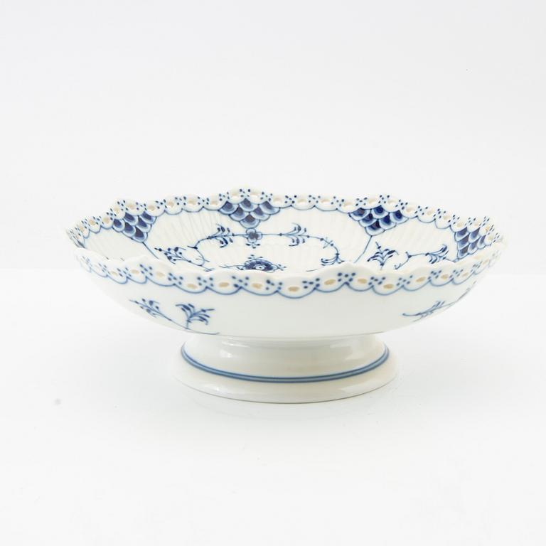 "Musselmalet Full Lace and Half Lace" service by Royal Copenhagen, Denmark, porcelain.