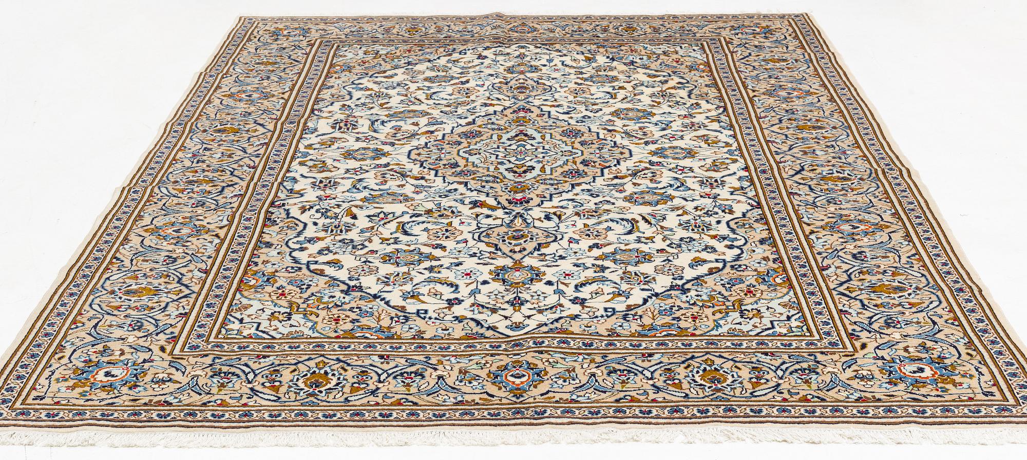 A Kashan carpet, 346 x 245 cm.