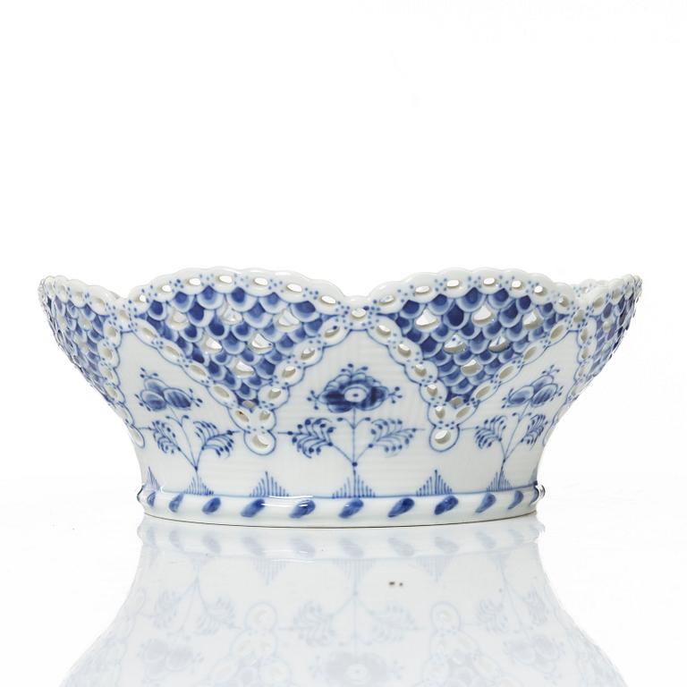 Royal Copenhagen, a 'Musselmalet' / 'Blue Fluted' porcelain bowl, Denmark.