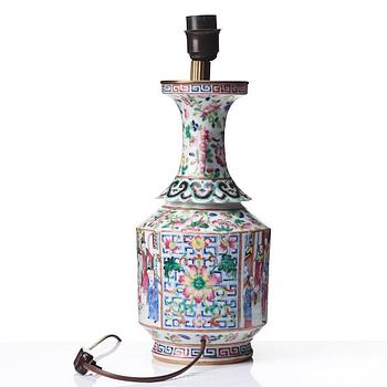 VAS/LAMPA, porslin. Qingdynastin, Kanton, 1800-tal.