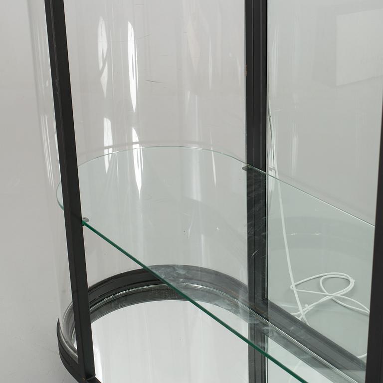 VITRINSKÅP / BUTIKSSKÅP. Glas, plexiglas och spegelglas. Sekelskiftetet 2000.