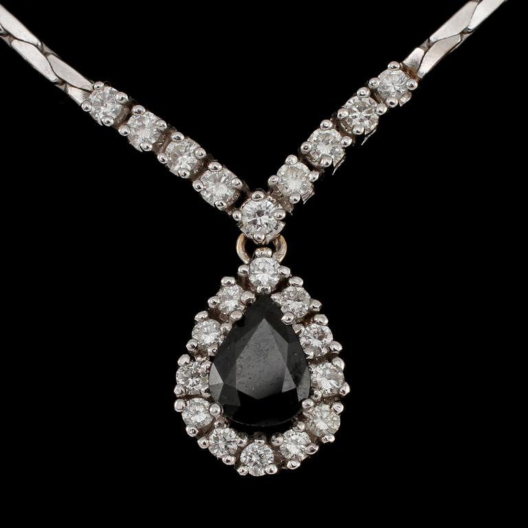 COLLIER, 18k vitguld med fasettslipad blå safir samt 21 briljantslipade diamanter, tot 0.70 ct. Vikt 14 g.