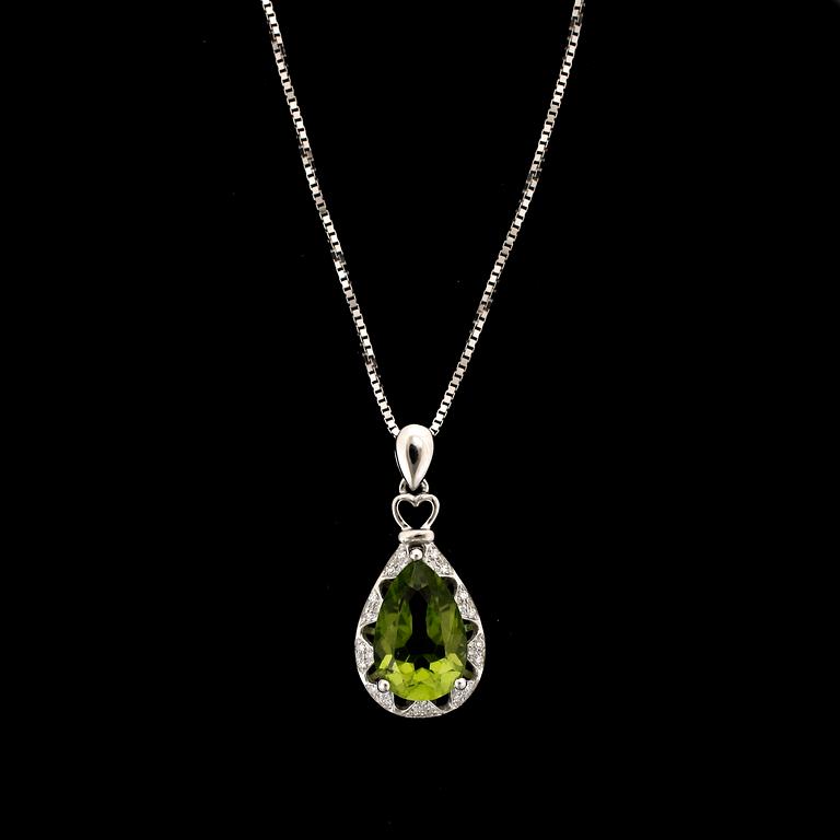 HALSSMYCKE, 18k vitguld, hänge med peridot ca3,57ct och diamanter tot ca0,13ct.