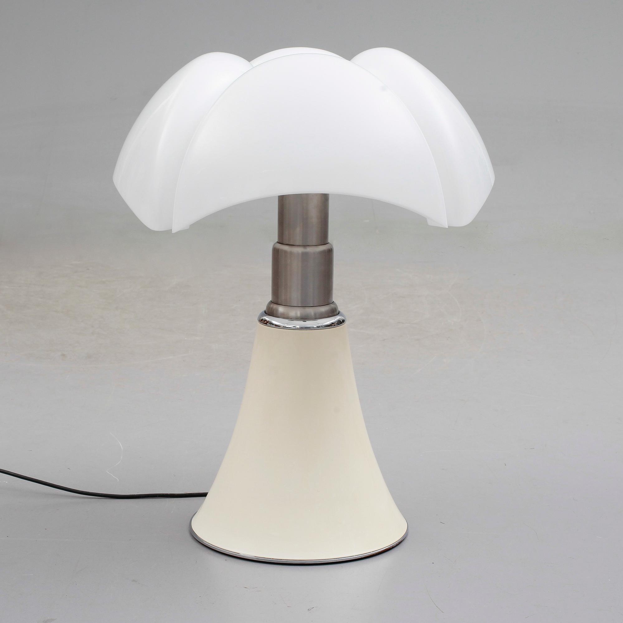 BORDSLAMPA, "Pipistrello", Gae Aulenti för Martinelli Luce, formgiven 1965.