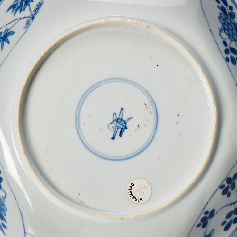 A pair of blue and white plates, Qing dynasty, Kangxi (1662-1722).