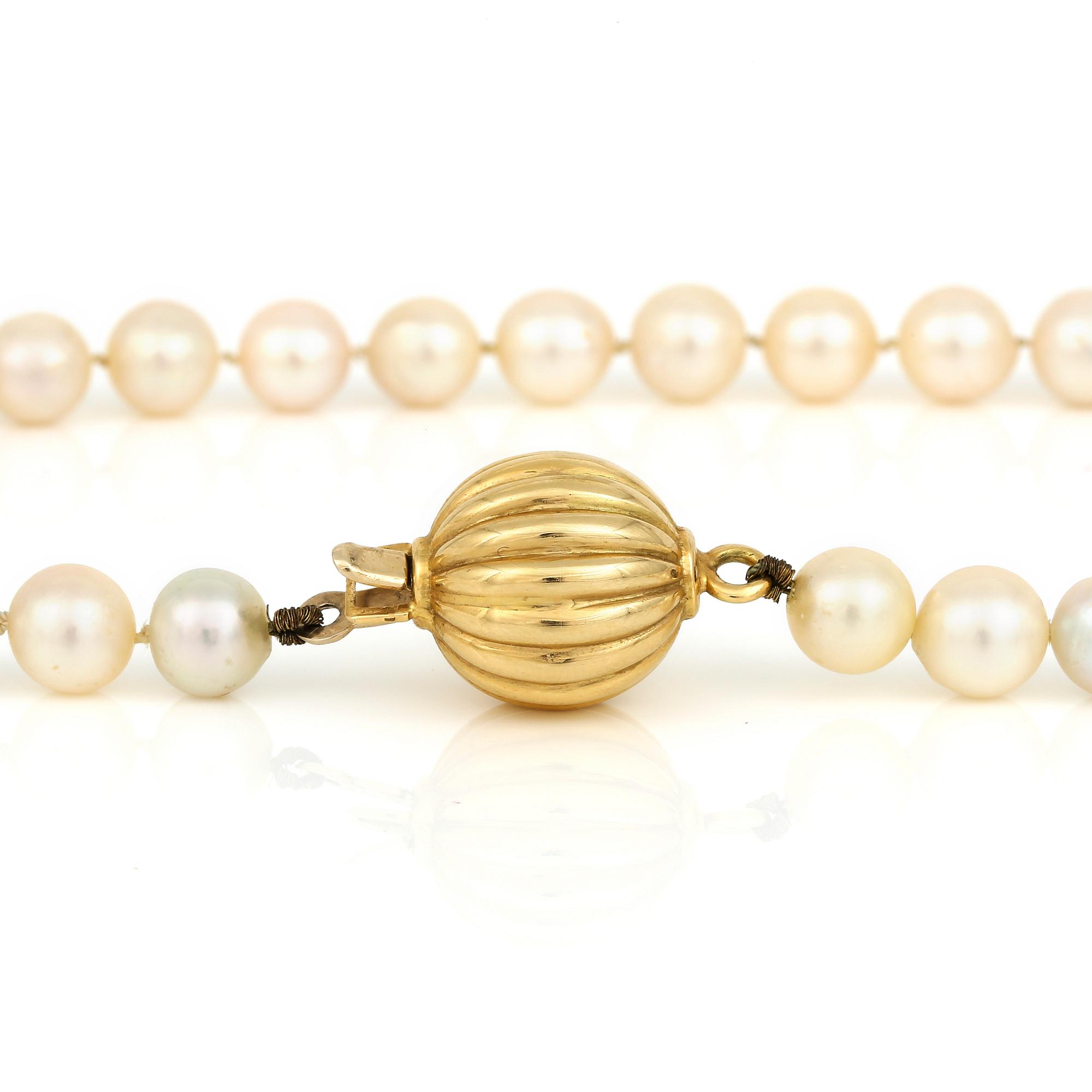 PÄRLCOLLIER, odlade sötvattenspärlor med 18K guld klotformad lås.