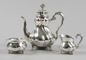 KAFFESERVIS, 3 delar. Silver, utl stämplar med svensk importstämpel. Rokokostil, 1900-tal. Ca 900gr.