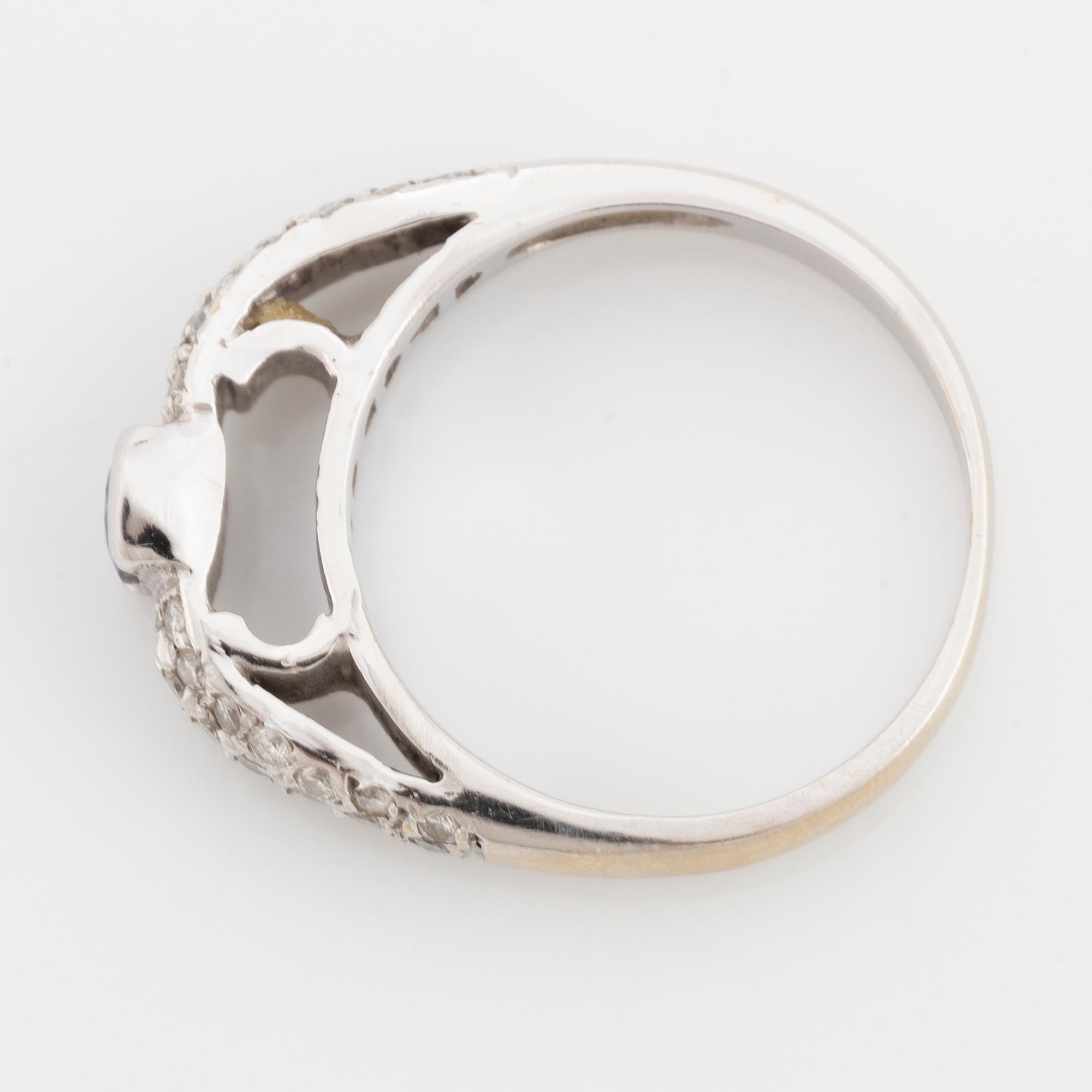 Ring med safir och  briljantslipade diamanter.