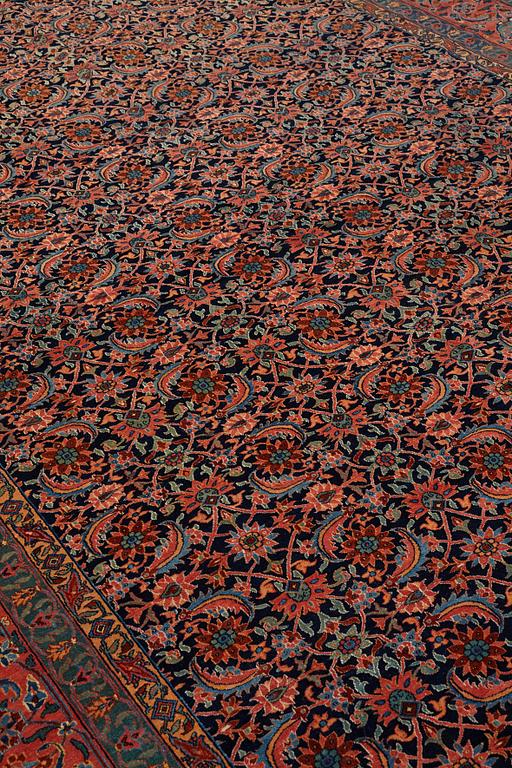 A carpet, semi-antique Feraghan probably, ca 459 x 286-292,5 cm.