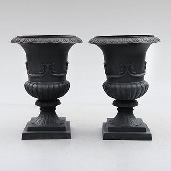 TRÄDGÅRDSURNOR, 1 par, gjutjärn, modern tillverkning.