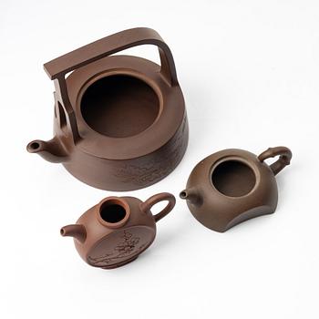 A group of three Chinese yixing teapots, 1980s.
