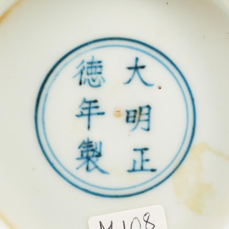 FAT, porslin. Ming dynastin med Zhengdes sex karaktärers märke och period (1506-21).