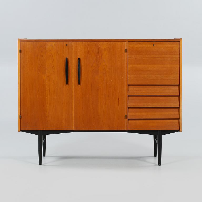SIDEBOARD, omkring 1900-talets mitt.