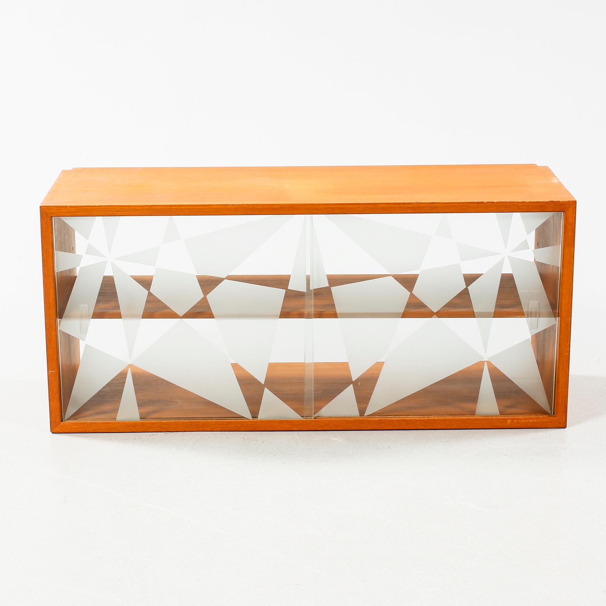 A 1950s shelving system,"Veggen de Luxe" by Torbjørn Afdal & Rolf Hesland for i.a. Ringerike Møbel- og Trevarefabrikk.