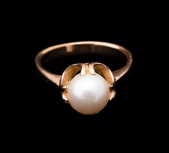 SMYCKESET, ring, hänge samt örhängen, 14 k guld med pärlor. Ryssland, 1955. Totalvikt ca 10 g.