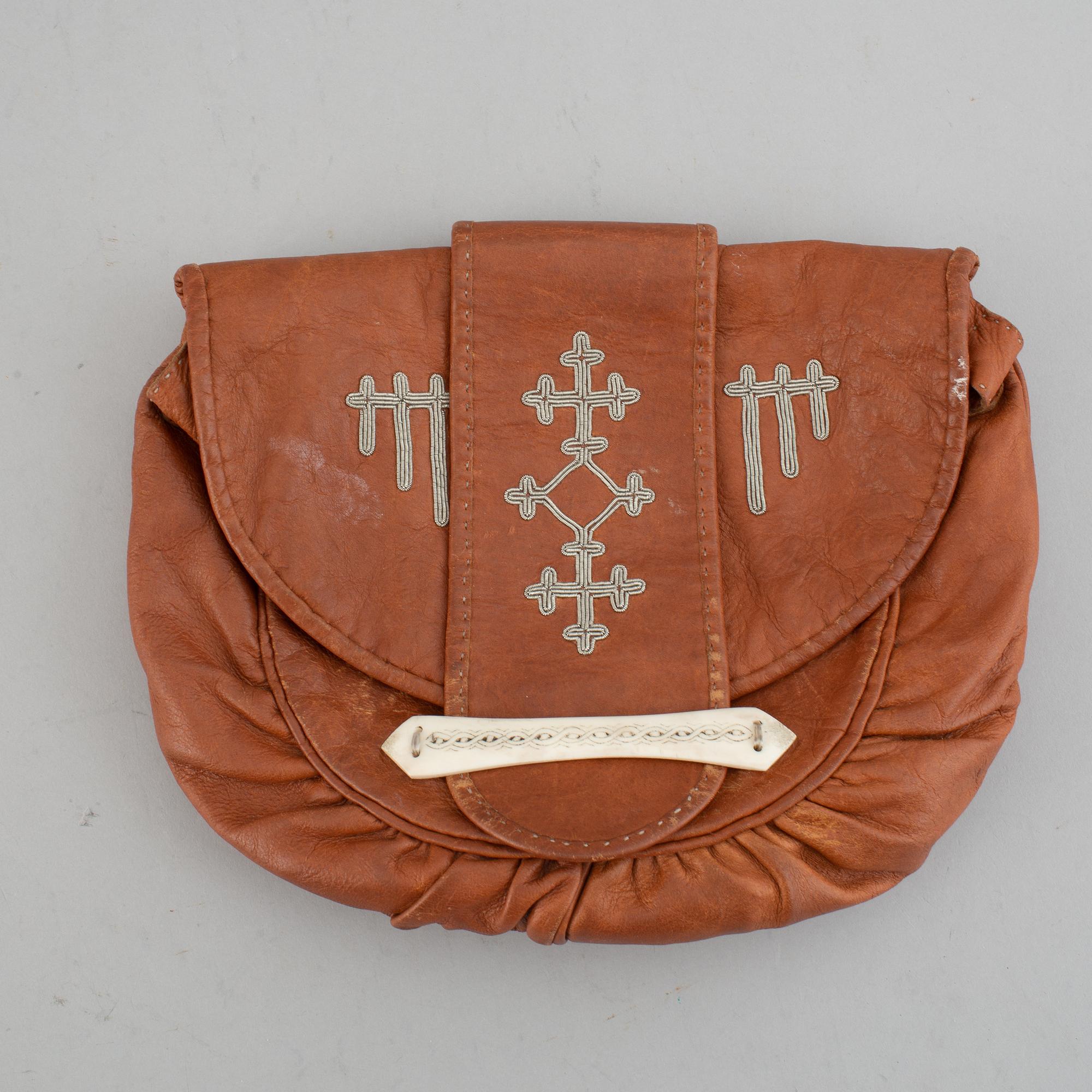 Samiska arbeten, väska, 2 st armband och 2 st broscher.