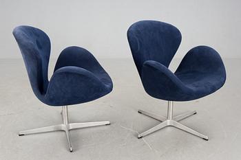 FÅTÖLJER, ett par, "Svanen", Arne Jacobsen för Fritz Hansen, 2000-tal.