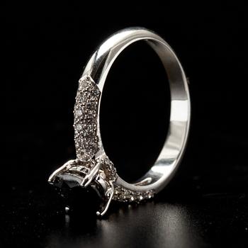 RING, vitguld 18K, svart diamant 1,15 ct, små diamanter tot. 0,40 ct. Vikt 3,5 g.