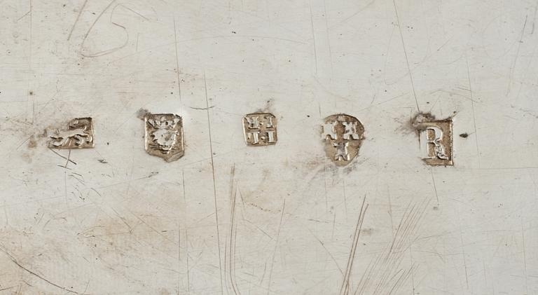 TEKANNA, silver, John Langlands & John Robertson, Newcastle, England, omkring år 1800. Vikt 380 g.