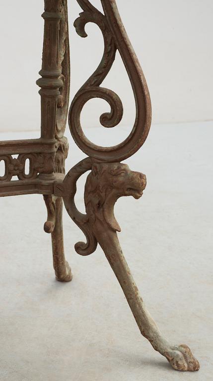 TRÄDGÅRDSBORD, gjutjärn och marmor, sent 1800-tal.