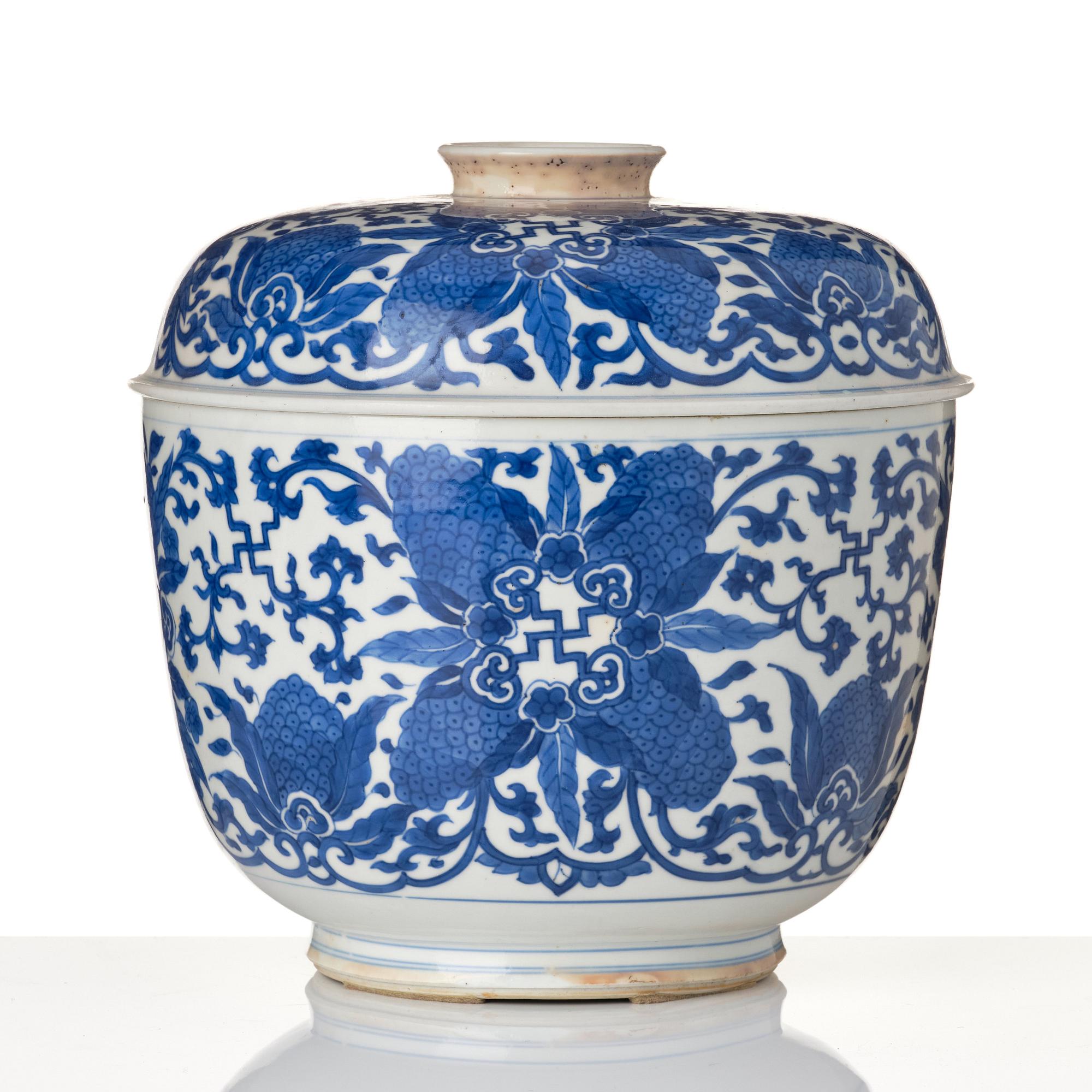 A large blue and white jar with cover, Qing dynasty, Kangxi (1662-1722).