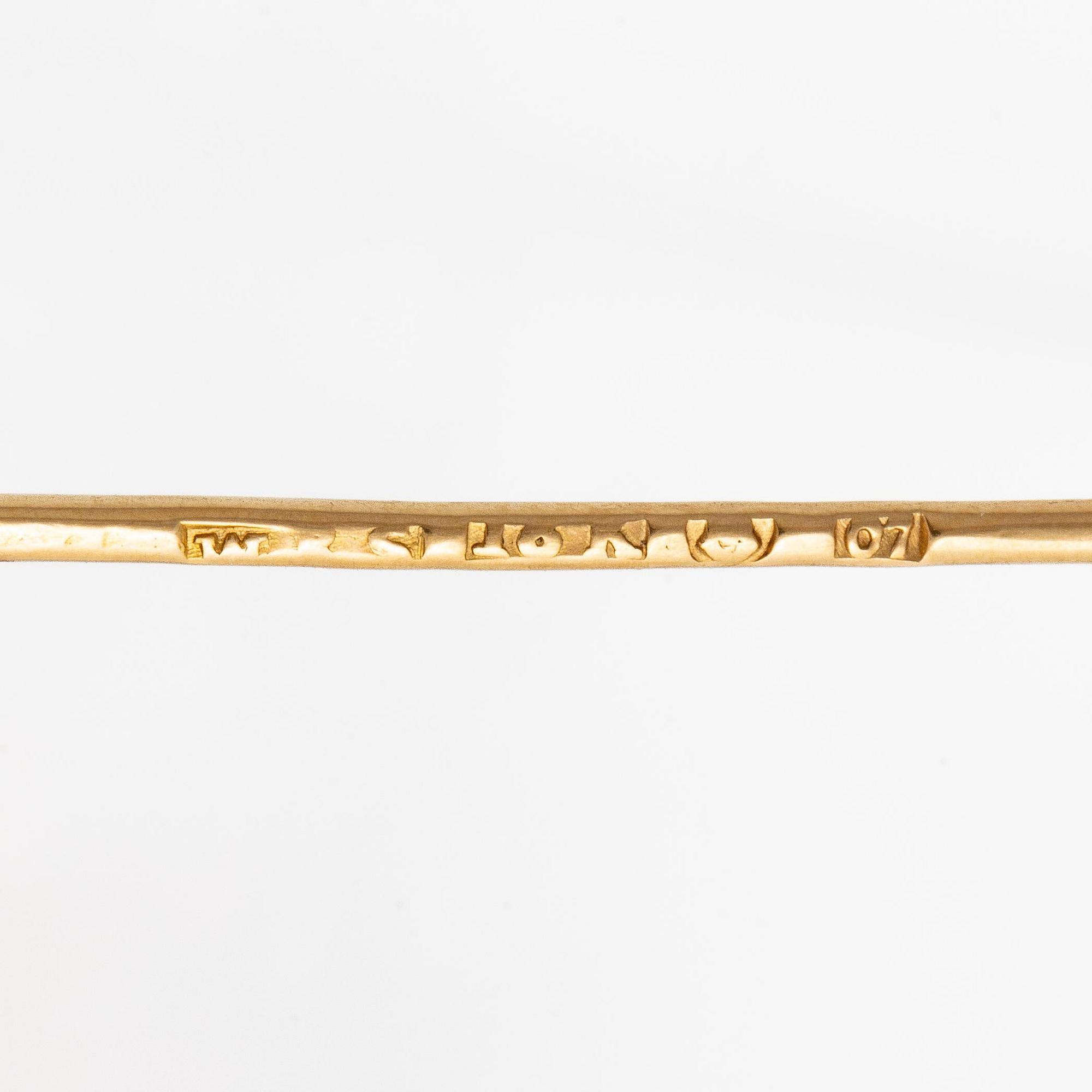 A brooch in 18K gold with diamonds and rubies in the form of a flower basket.