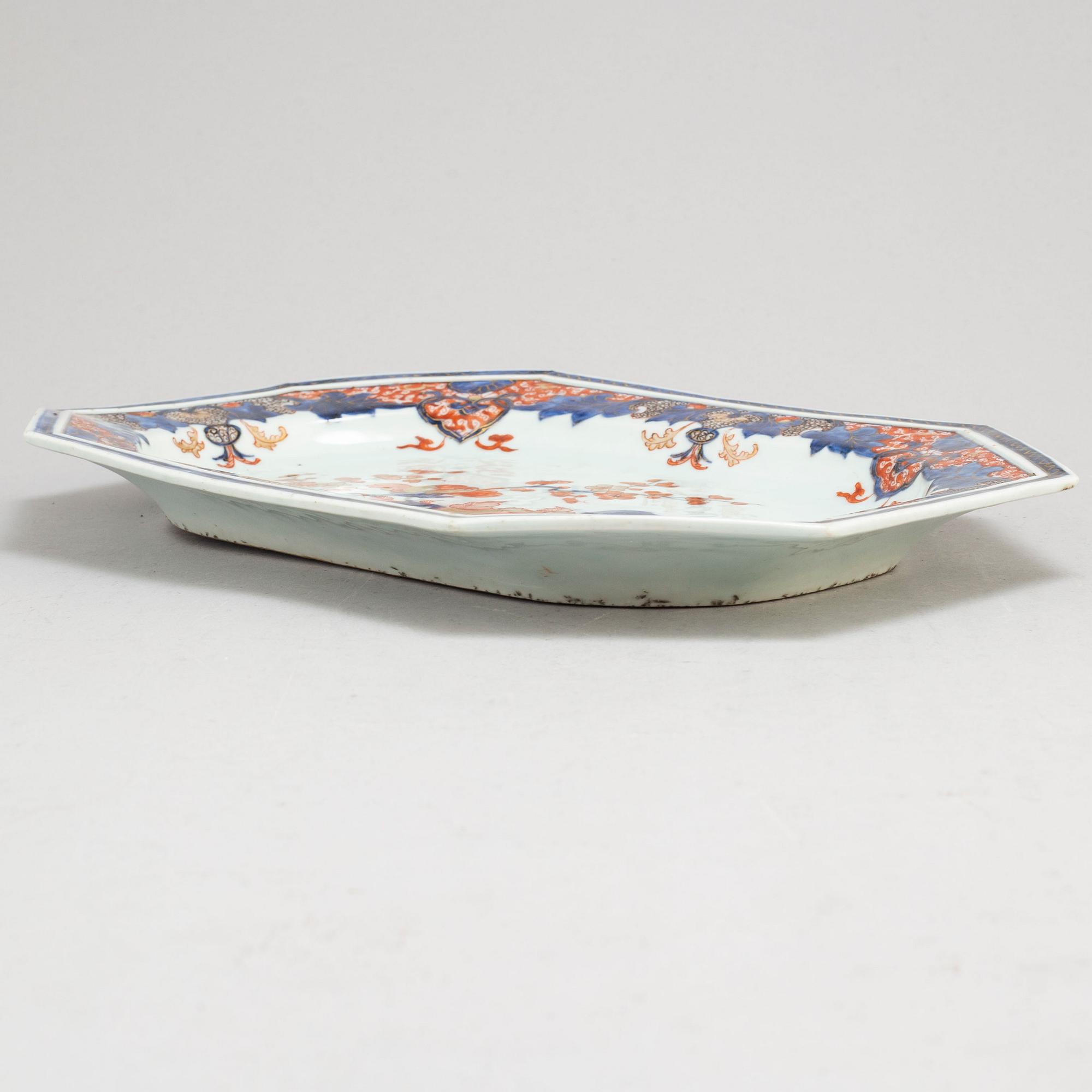 An imari export porcelain serving dish, Qing dynasty, Qianlong (1736-95).
