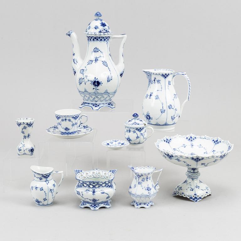 A dining service, procelain, 116 pcs, full lace "Musselmalet" from Royal Copenhagen.