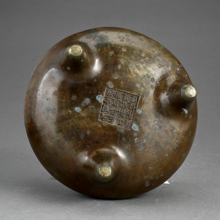 RÖKELSEKAR, VINOFFERKÄRL, LOCKASK, SKÅL samt GONG, brons/patinerad koppar, bl.a. Kina, 1900-tal.
