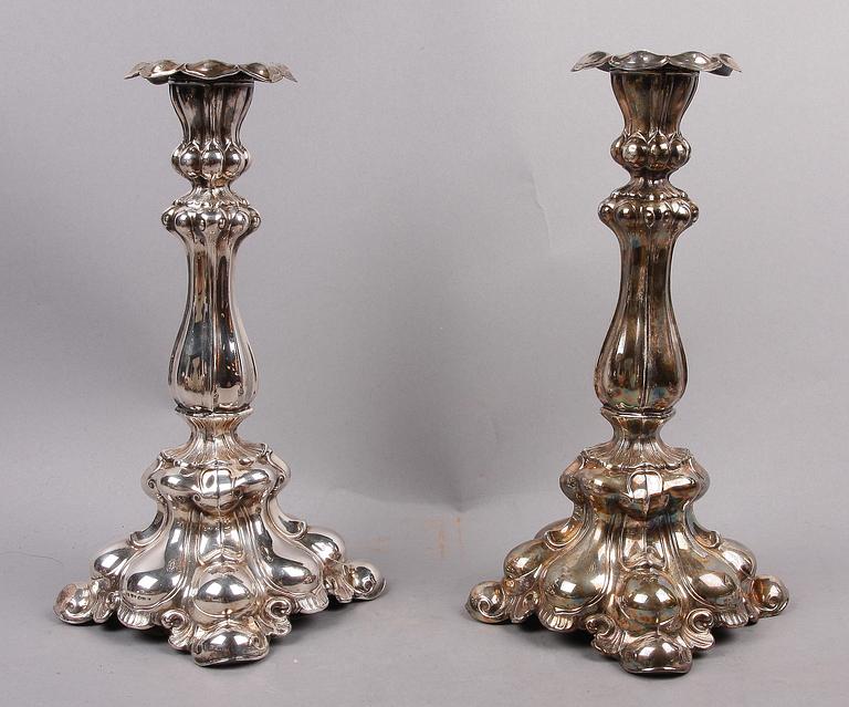 KANDELABRAR ett par, silver, rokokostil. C G Hallberg, 1946.