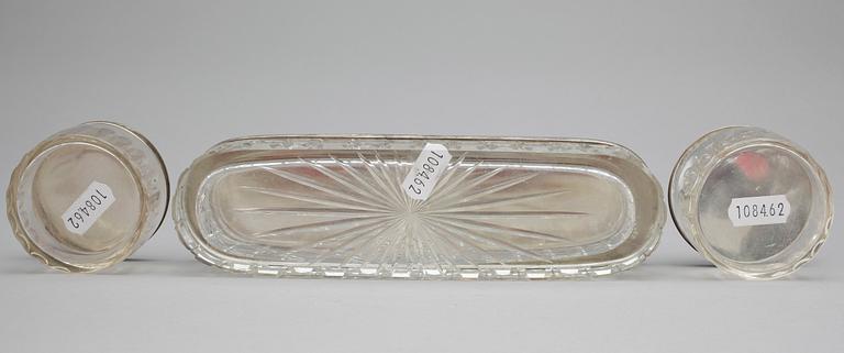 TOALETTSET, 3 delar, silver samt glas, bla Oscar Strömgren, Norrköping, 1859 resp 1900. Total silvervikt ca 239 gram.