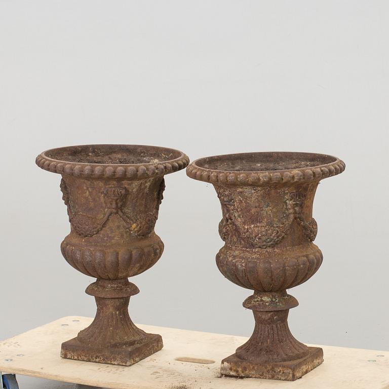 A pair of Cast Iron Garden Urn 20th century,