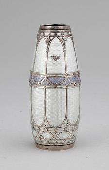 VAS, silver samt emalj, Europa, 1800/1900-tal. Totalvikt 130 g.