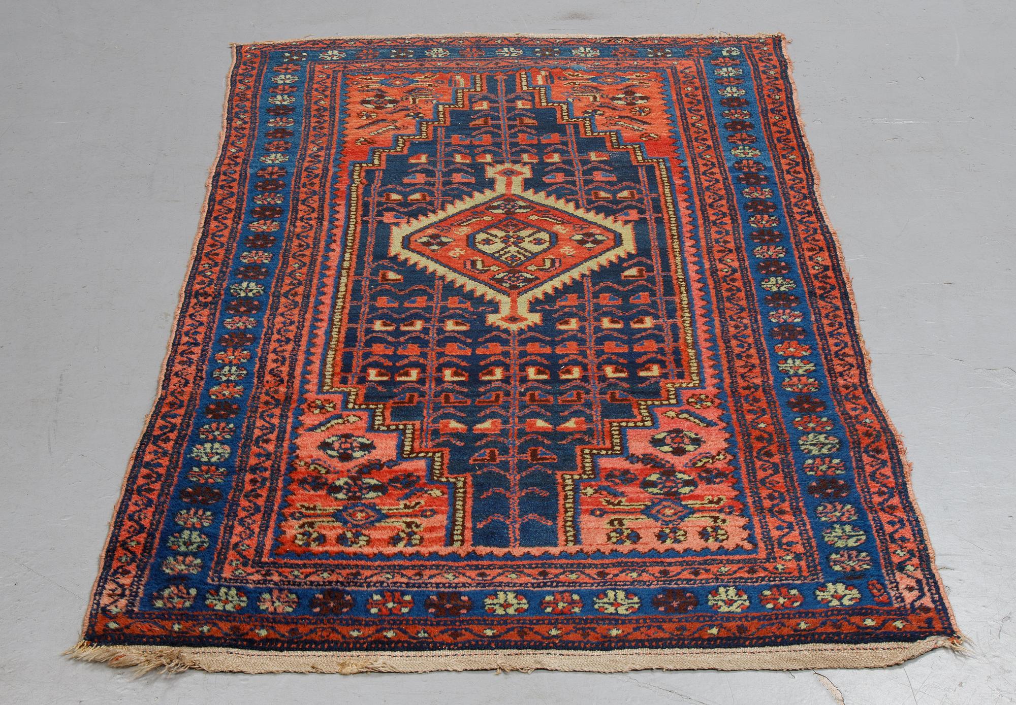 Matto, semi-antique West persian, ca 202 x 108 cm.