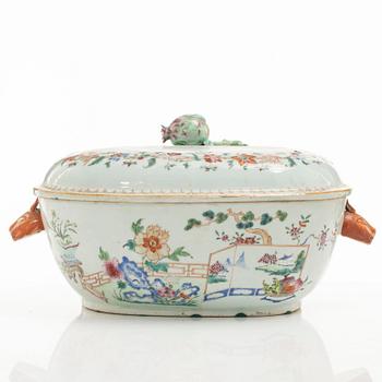 Terrin med lock, kompaniporslin. Qing dynastin, Qianlong (1736-95).